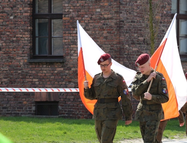 Młodzi uczestnicy Marszu Żywych w Auschwitz I