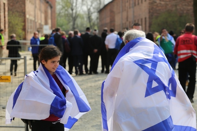 Młodzi uczestnicy Marszu Żywych w Auschwitz I