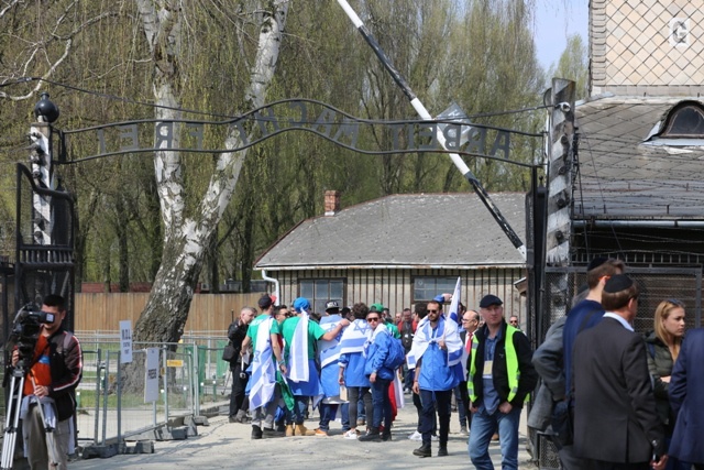 Młodzi uczestnicy Marszu Żywych w Auschwitz I