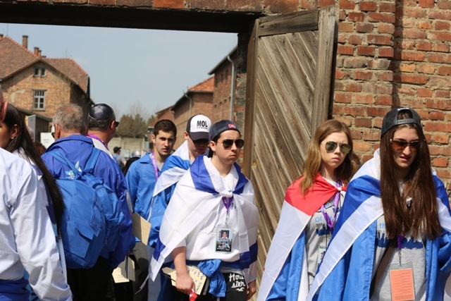 Młodzi uczestnicy Marszu Żywych w Auschwitz I