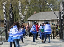 Młodzi uczestnicy Marszu Żywych w Auschwitz I