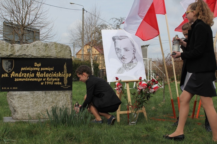 Dąb pamięci płk. Andrzeja Hałacińskiego ma 5 lat