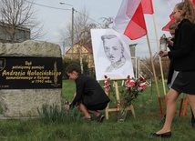 Przy obelisku pamięci płk. Andrzeja Hałacińskiego, w pobliżu rosnącego dębu, gimnazjaliści złożyli kwiaty i zapalili znicze
