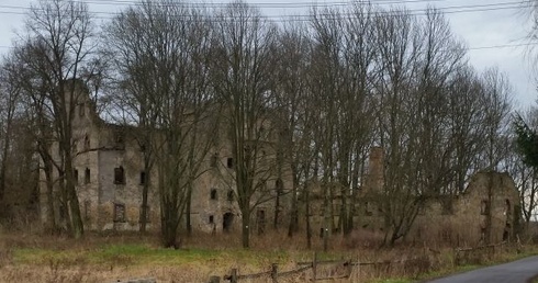 Podnoszą z ruin dzieje tej ziemi