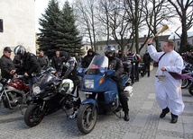 Ks. Łukasz Śliwiński święci motocykle