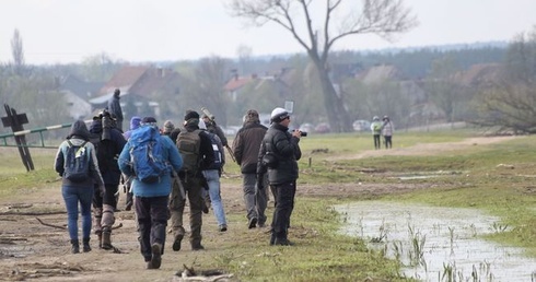 Płaskodziób i żerujący bielik