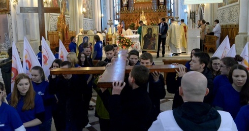 Pożegnanie symboli ŚDM w radomskiej katedrze