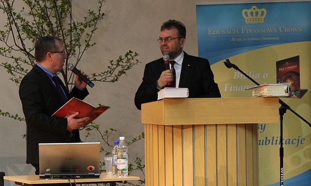 Wojciech Nowicki (z lewej) i Artur Kalicki, którzy razem z Jerzym Molem współprowadzili konferncję "Biblia o finansach"