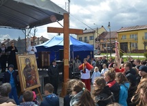 Młodych zgroimadził krzyż i maryjna ikona