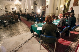  – Wizja rodziny cierpiącej wydaje się dominować we współczesnej kulturze, ale jako chrześcijanie jesteśmy ludźmi nadziei – podkreślił gość z Watykanu 