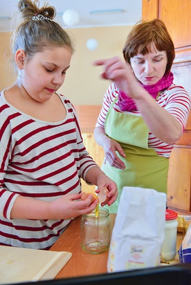 Bogusława Szmigielska  uczyła dzieci piec ciastka   