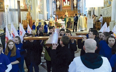  Krzyż i ikonę Matki Bożej do samochodu-kaplicy odprowadzają reprezentanci młodzieży z diecezji sandomierskiej. U nas, pod opieką Duszpasterstwa Akademickiego, zostają ich kopie