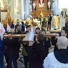  Krzyż i ikonę Matki Bożej do samochodu-kaplicy odprowadzają reprezentanci młodzieży z diecezji sandomierskiej. U nas, pod opieką Duszpasterstwa Akademickiego, zostają ich kopie