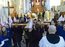  Krzyż i ikonę Matki Bożej do samochodu-kaplicy odprowadzają reprezentanci młodzieży z diecezji sandomierskiej. U nas, pod opieką Duszpasterstwa Akademickiego, zostają ich kopie