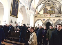  Uczestnicy zjazdu zwiedzają kościół farny pw. św. Jana w Radomiu. Czwarty z prawej – bp Jan Kopiec, pierwszy z prawej – ks. Rafał Piekarski