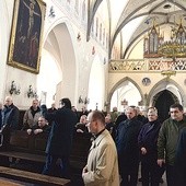  Uczestnicy zjazdu zwiedzają kościół farny pw. św. Jana w Radomiu. Czwarty z prawej – bp Jan Kopiec, pierwszy z prawej – ks. Rafał Piekarski
