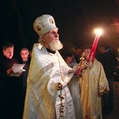  Ks. mitrat Stanisław Strach prowadzi o północy procesję do cerkwi