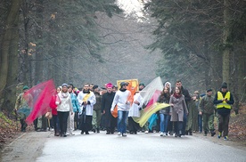 Procesja z krzyżem i maryjną ikoną do sanktuarium Krzyża Świętego