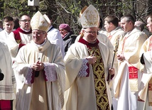 Po Eucharystii w uroczystej procesji przeniesiono relikwie świętego do znajdującej się na wzgórzu  XVI-wiecznej kaplicy. Według tradycji, ciało św. Wojciecha oczekiwało tu na przygotowanie grobu w Gnieźnie