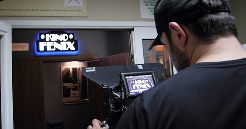 Kręcenie filmu filmowcy zaczęli od zdjęć w łowickim kinie "Fenix"