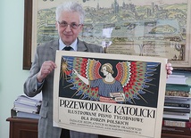 Piotr Dymmel, dyrektor lubelskiego archiwum, pokazuje jeden z przedwojennych plakatów