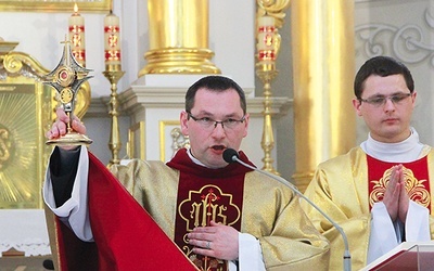  Na zakończenie Mszy św. ks. Rafał pobłogosławił relikwiami uczestniczących w liturgii wiernych