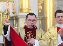  Na zakończenie Mszy św. ks. Rafał pobłogosławił relikwiami uczestniczących w liturgii wiernych