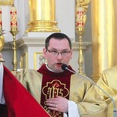  Na zakończenie Mszy św. ks. Rafał pobłogosławił relikwiami uczestniczących w liturgii wiernych