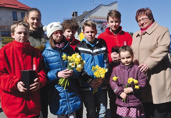  Sarbinowo, 19 kwietnia: Miejscowe Szkolne Koło Caritas rozprowadziło w tym roku 150 żonkili 