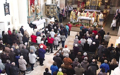   Pielgrzymi przybyli do Skrzatusza z różnych stron naszej diecezji, z maleńkich filii i ogromnych miejskich parafii