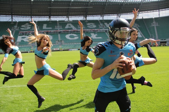 Pokaz futbolu amerykańskiego i cheerleaderek