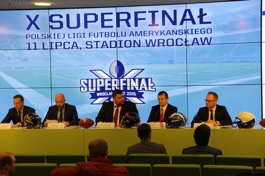 Pokaz futbolu amerykańskiego i cheerleaderek