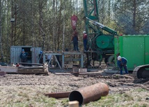 Kombajn oczyszcza drogę, ale postęp jest mały