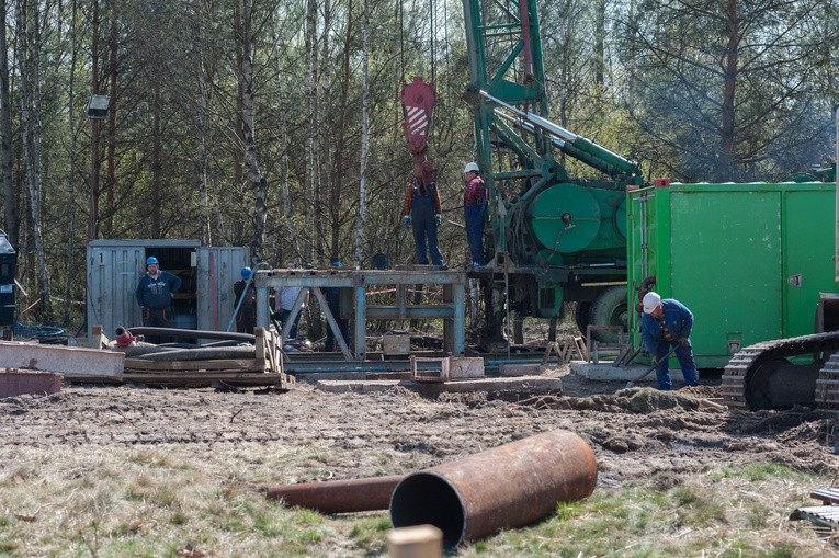 Kombajn oczyszcza drogę, ale postęp jest mały