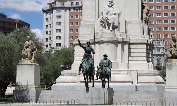 Madryt. Pomnik najbardziej znanego Hiszpana. Tylko... który jest znany bardziej ? :)