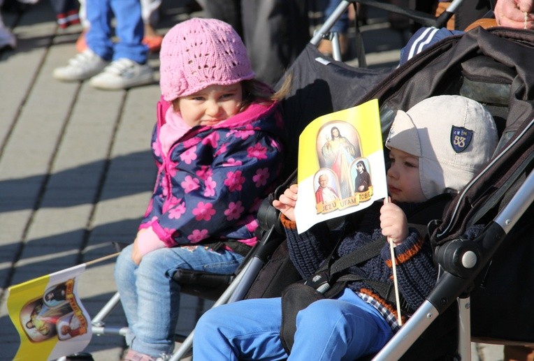 Maluchy też czekały na obraz Pana Jezusa 