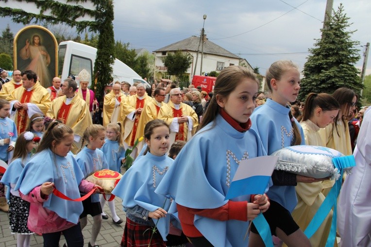 Uroczyste wprowadzenie rellikwii i obrazu do kościoła