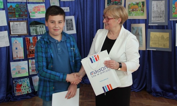Barbara Boguszewska gratuluje Bartoszowi Mrozkowi, laureatowi pierwszego miejsca w konkursie matematyczno-przyrodniczym 