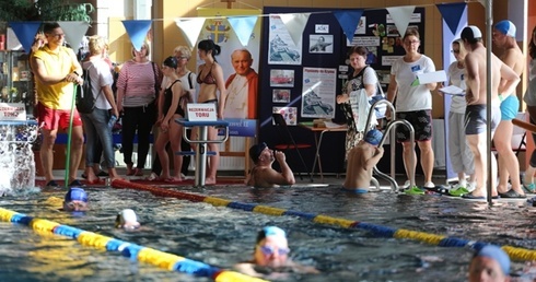 W bielskim basenie Troclik płynęło do Rzymu prawie 600 osób