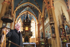 Proboszcz, ks. Jan Morcinek  we wnętrzu kościoła  św. Szczepana Zaproszenie  Parafia św. Szczepana zaprasza wszystkich na uroczyste ogłoszenie boguckiego kościoła bazyliką 21 czerwca o 11.30.
