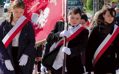  Wszyscy, idąc za sztandarem szkoły, udali się do kościoła 