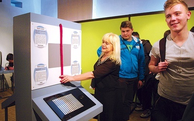  Urszula Potyka z Muzeum Górnictwa Węglowego prezentuje jedno z prawie 50 stanowisk interaktywnej wystawy „Świat zmysłów”