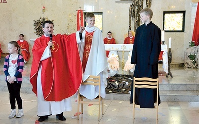  Ks. Daniel Leśniak wyjaśniał, że zanim kleryk zostanie księdzem, najpierw przyjmuje posługi: lektoratu, akolitatu i diakonatu