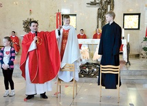  Ks. Daniel Leśniak wyjaśniał, że zanim kleryk zostanie księdzem, najpierw przyjmuje posługi: lektoratu, akolitatu i diakonatu