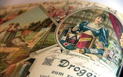  Fragment publikacji – pocztówka z roku 1898 reklamująca korfantowską „Drogerię pod czerwonym Krzyżem i winiarnię” 