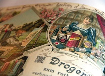  Fragment publikacji – pocztówka z roku 1898 reklamująca korfantowską „Drogerię pod czerwonym Krzyżem i winiarnię” 