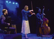 „Cziribom, cziribom” – koncert Magdy Brudzińskiej Klezmer Trio. Artyści wykonują muzykę inspirowaną tradycją Żydów galicyjskich