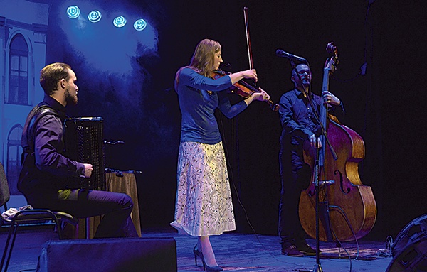 „Cziribom, cziribom” – koncert Magdy Brudzińskiej Klezmer Trio. Artyści wykonują muzykę inspirowaną tradycją Żydów galicyjskich