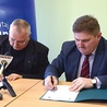 Umowę na renowację skaryszewskiego kościoła podpisali ks. Dariusz Skrok i Leszek Ruszczyk
