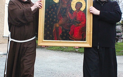  Maryja łączy zakonników – franciszkanin o. Emanuel Żak i jezuita o. Andrzej Nowak w trakcie przekazywania sobie częstochowskiego wizerunku Maryi